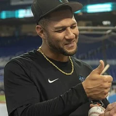 Yuli Gurriel height profile photo