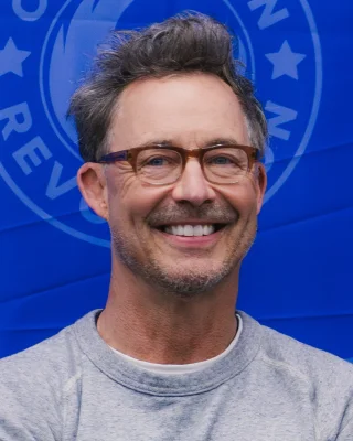 Tom Cavanagh height profile photo
