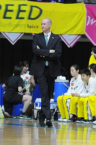 Tom Hovasse height profile photo