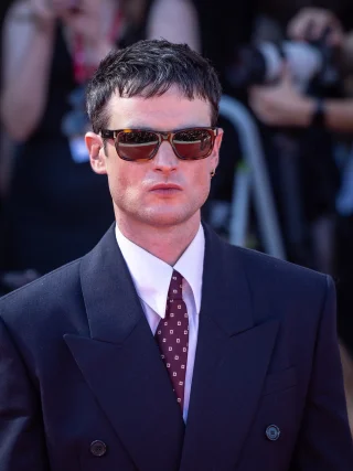 Tom Sturridge height profile photo