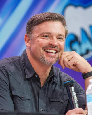 Tom Welling height profile photo