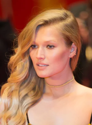 Toni Garrn height profile photo