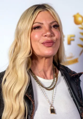 Tori Spelling height profile photo