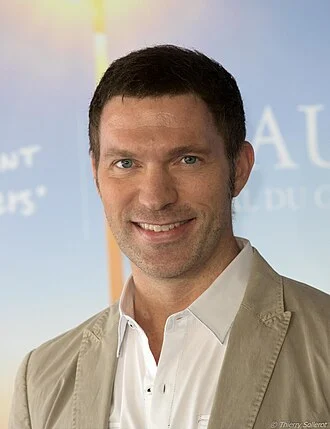 Travis Knight height profile photo