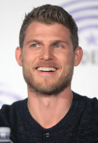 Travis Van Winkle height profile photo