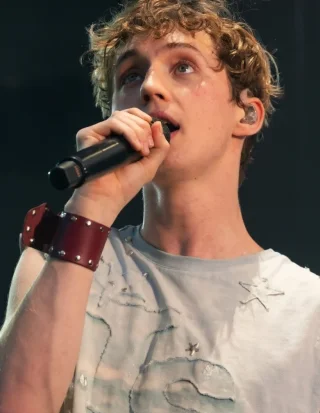 Troye Sivan height profile photo