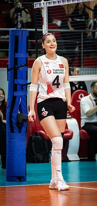 Tuğba Şenoğlu height profile photo