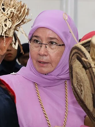 Tunku Azizah Aminah Maimunah Iskandariah height profile photo