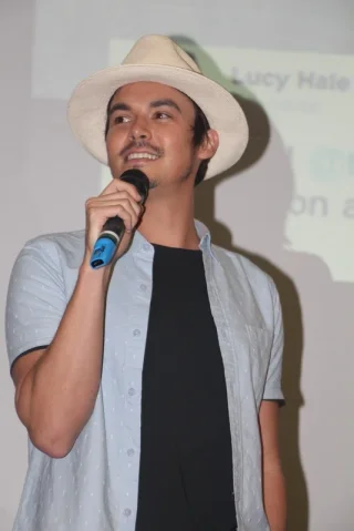 Tyler Blackburn height profile photo
