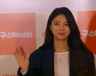 Uhm Hyun-kyung height profile photo