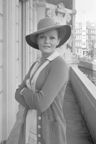 Valerie Perrine height profile photo