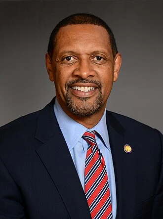 Vernon Jones height profile photo