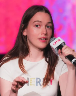 Victoria Pedretti height profile photo