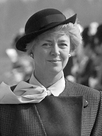 Vigdís Finnbogadóttir height profile photo