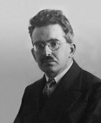 Walter Benjamin height profile photo