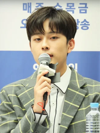 Yoo Seon-ho height profile photo