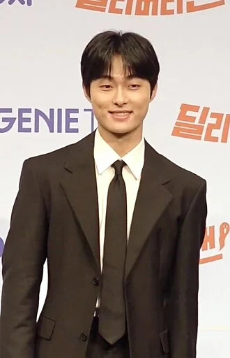 Yoon Chan-young height profile photo