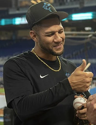 Yuli Gurriel height profile photo