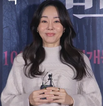 Yunjin Kim height profile photo