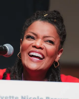 Yvette Nicole Brown height profile photo