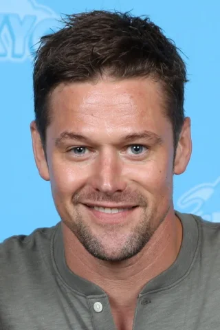 Zach Roerig height profile photo