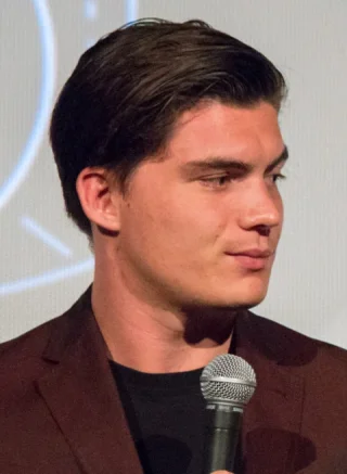 Zane Holtz height profile photo