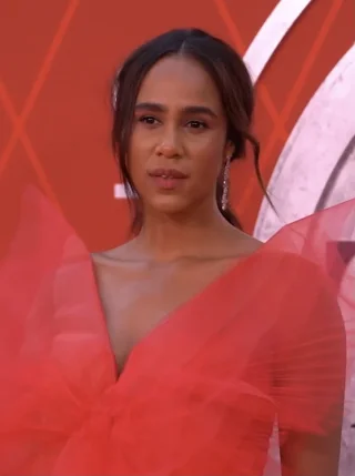 Zawe Ashton height profile photo