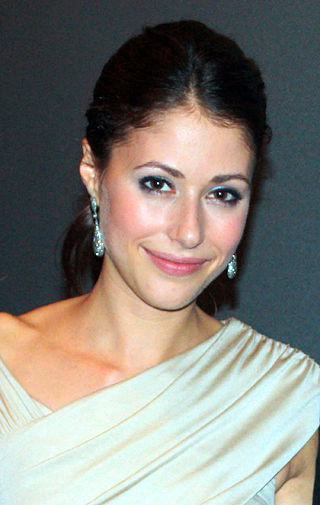 Amanda Crew Height