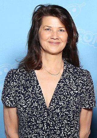 Daphne Zuniga Height