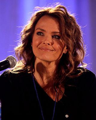 Dina Meyer Height