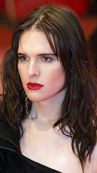 Hari Nef Height