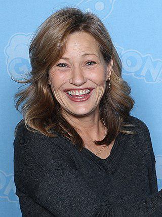 Joey Lauren Adams Height