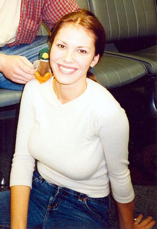 Nikki Cox Height