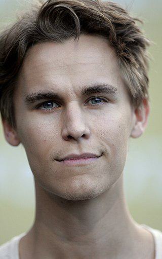 Rhys Wakefield Height