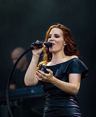 Simone Simons Height